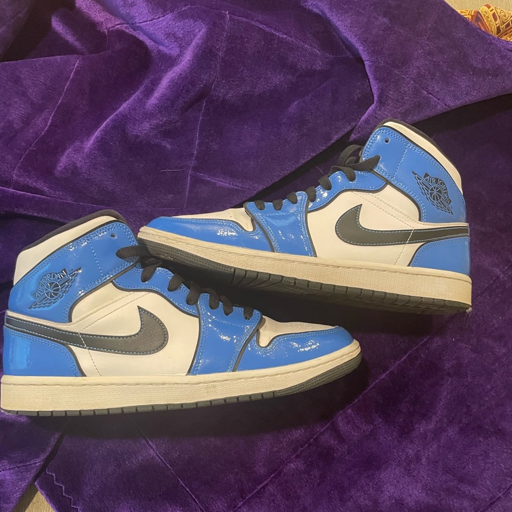 AIR JORDAN 1 MID SE “SIGNAL BLUE”